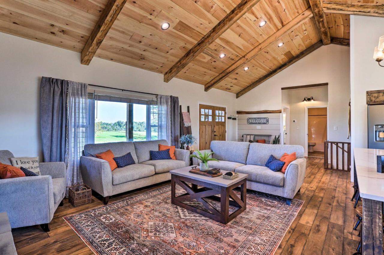 הוילה Chic Williamstown Retreat With Pool And Hot Tub! מראה חיצוני תמונה