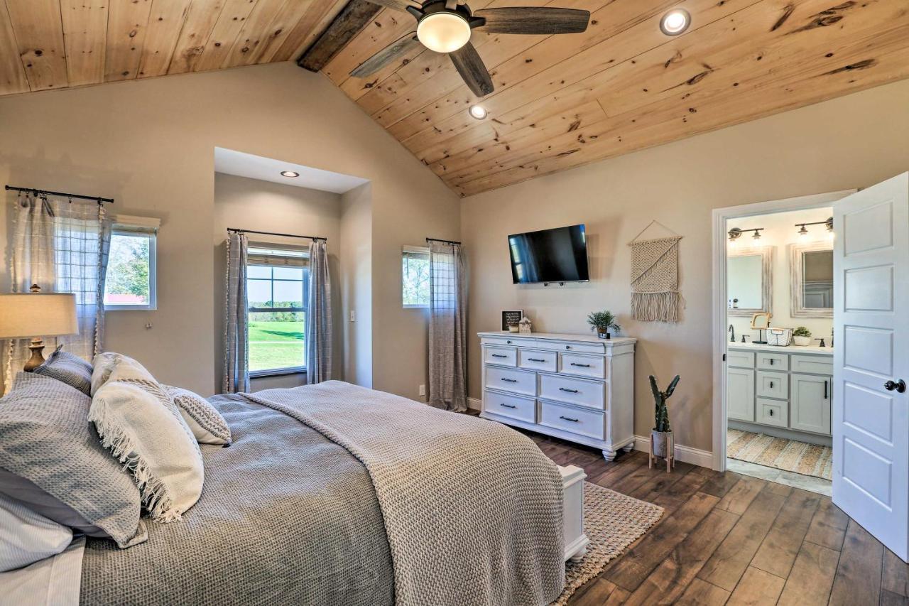 הוילה Chic Williamstown Retreat With Pool And Hot Tub! מראה חיצוני תמונה