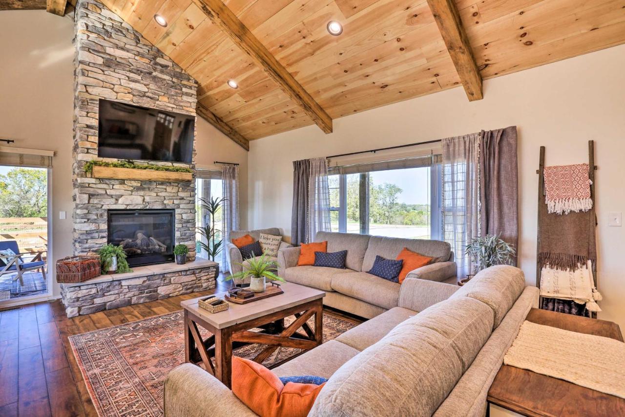 הוילה Chic Williamstown Retreat With Pool And Hot Tub! מראה חיצוני תמונה