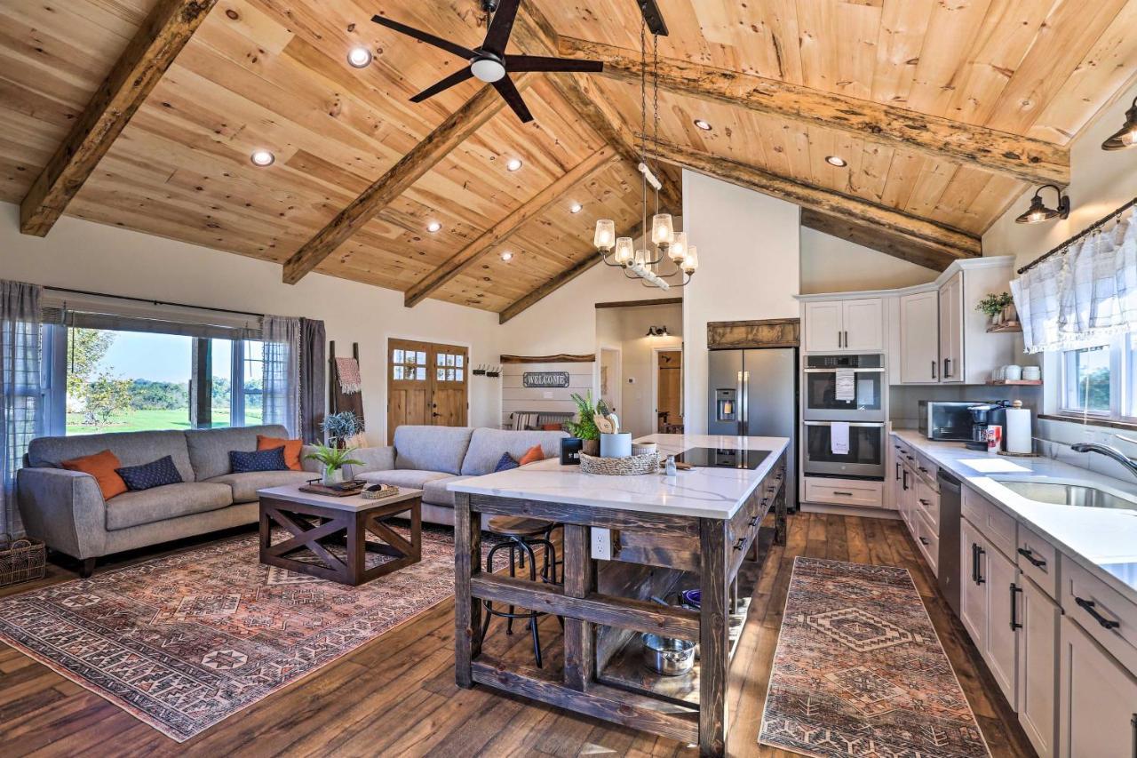 הוילה Chic Williamstown Retreat With Pool And Hot Tub! מראה חיצוני תמונה