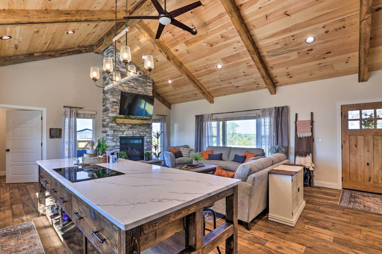 הוילה Chic Williamstown Retreat With Pool And Hot Tub! מראה חיצוני תמונה