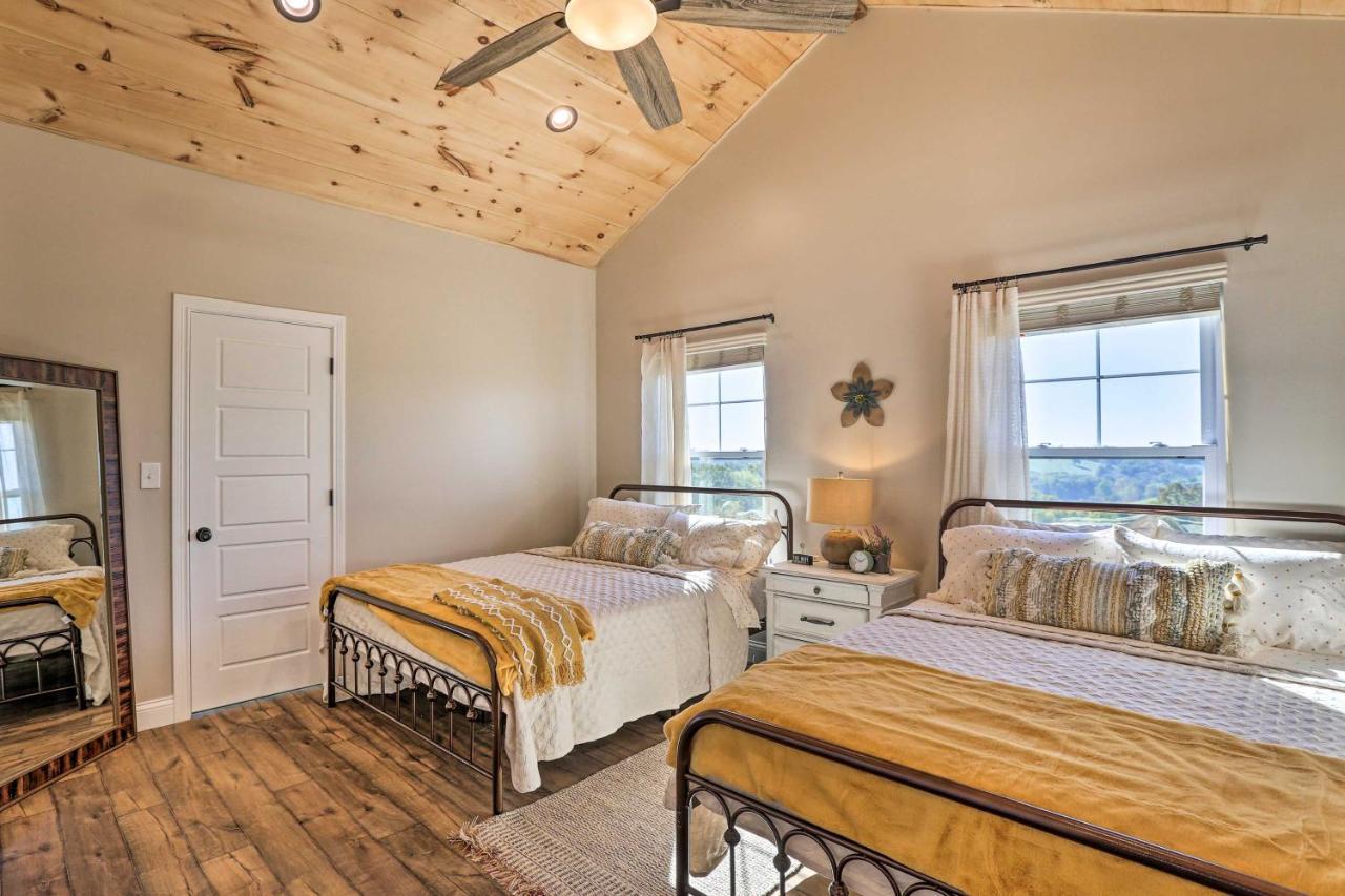 הוילה Chic Williamstown Retreat With Pool And Hot Tub! מראה חיצוני תמונה