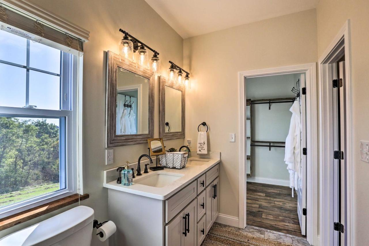 הוילה Chic Williamstown Retreat With Pool And Hot Tub! מראה חיצוני תמונה