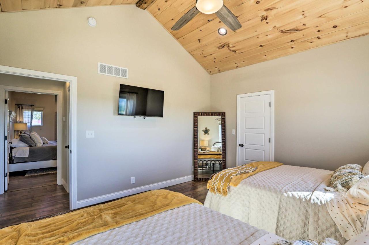 הוילה Chic Williamstown Retreat With Pool And Hot Tub! מראה חיצוני תמונה