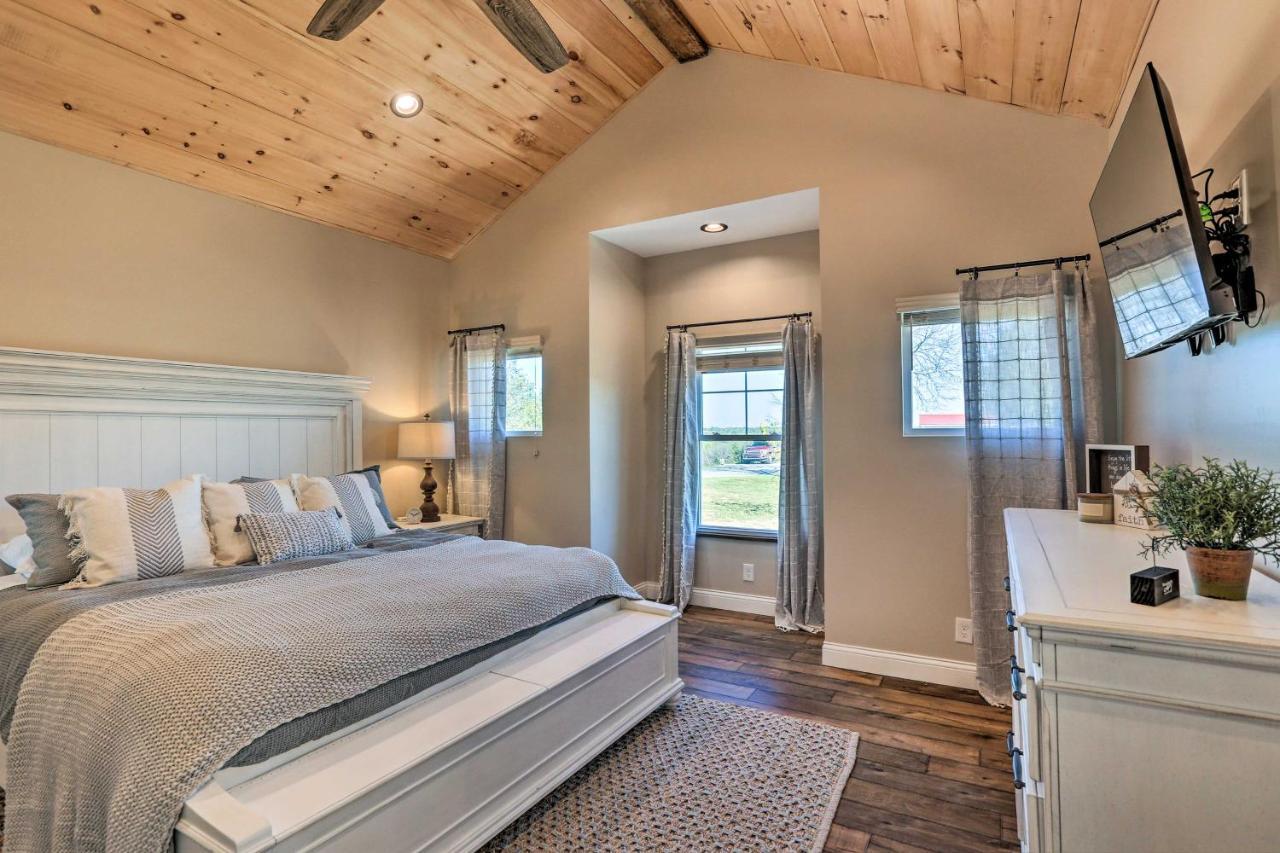הוילה Chic Williamstown Retreat With Pool And Hot Tub! מראה חיצוני תמונה