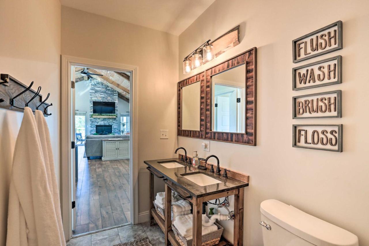 הוילה Chic Williamstown Retreat With Pool And Hot Tub! מראה חיצוני תמונה