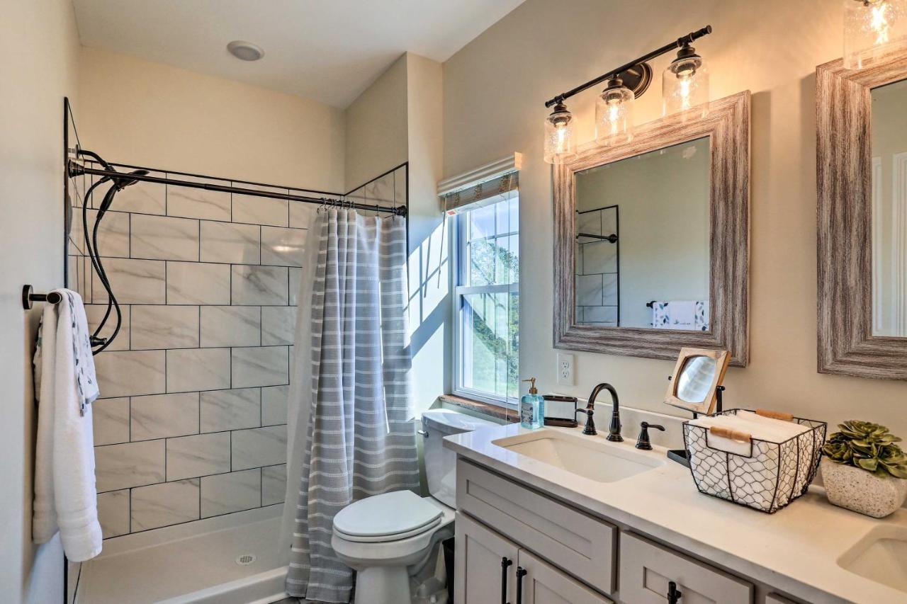הוילה Chic Williamstown Retreat With Pool And Hot Tub! מראה חיצוני תמונה