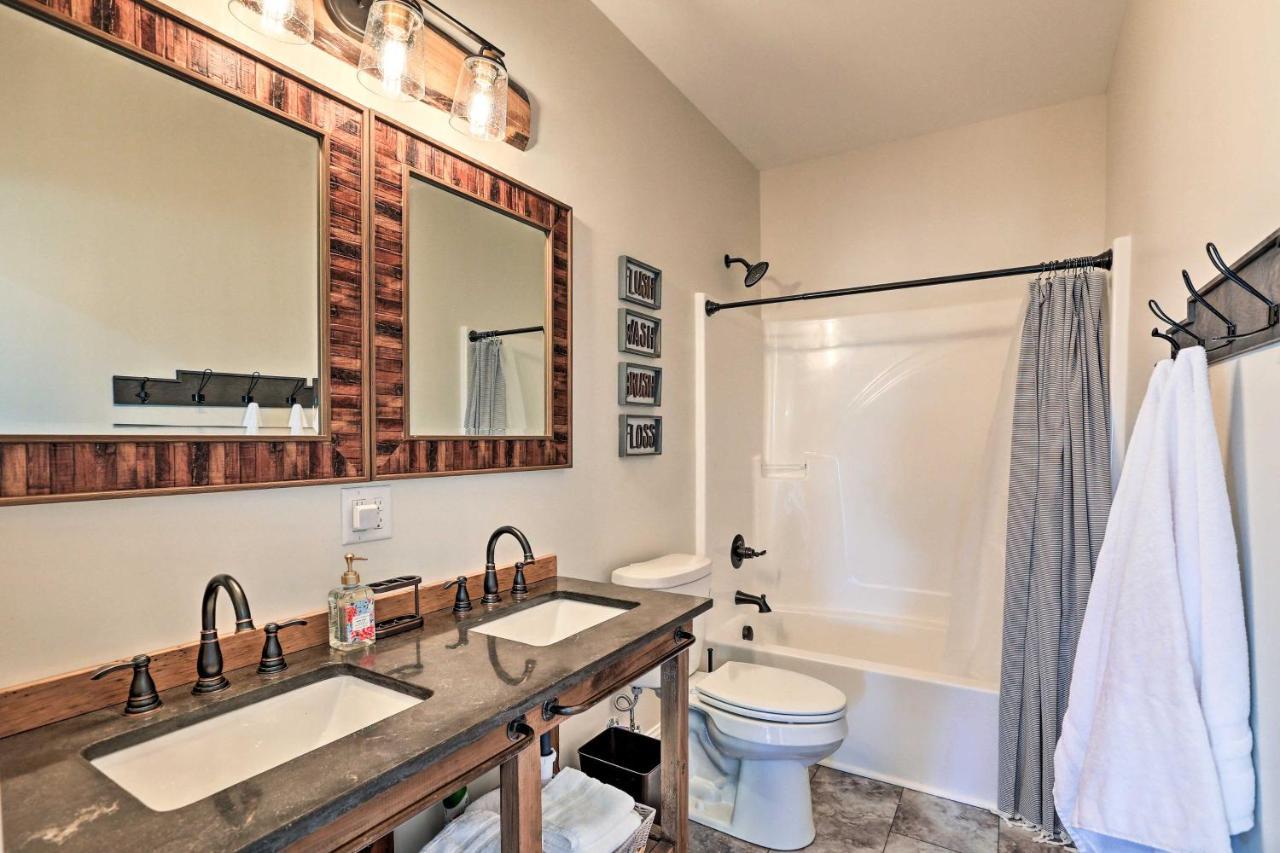 הוילה Chic Williamstown Retreat With Pool And Hot Tub! מראה חיצוני תמונה