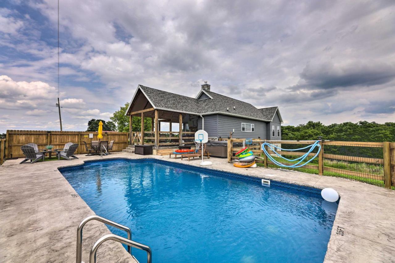 הוילה Chic Williamstown Retreat With Pool And Hot Tub! מראה חיצוני תמונה