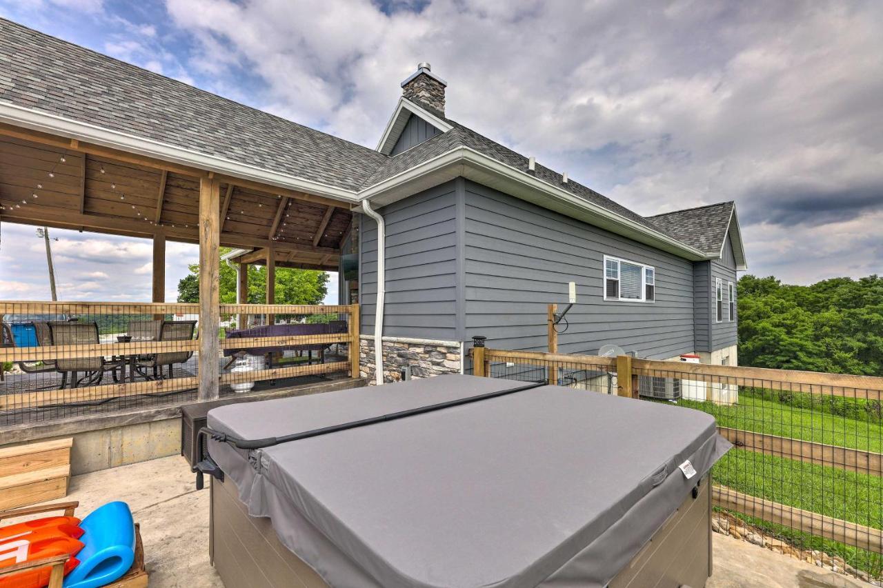 הוילה Chic Williamstown Retreat With Pool And Hot Tub! מראה חיצוני תמונה