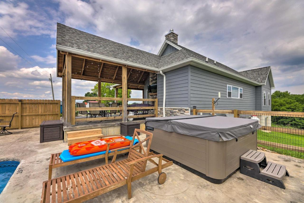הוילה Chic Williamstown Retreat With Pool And Hot Tub! מראה חיצוני תמונה