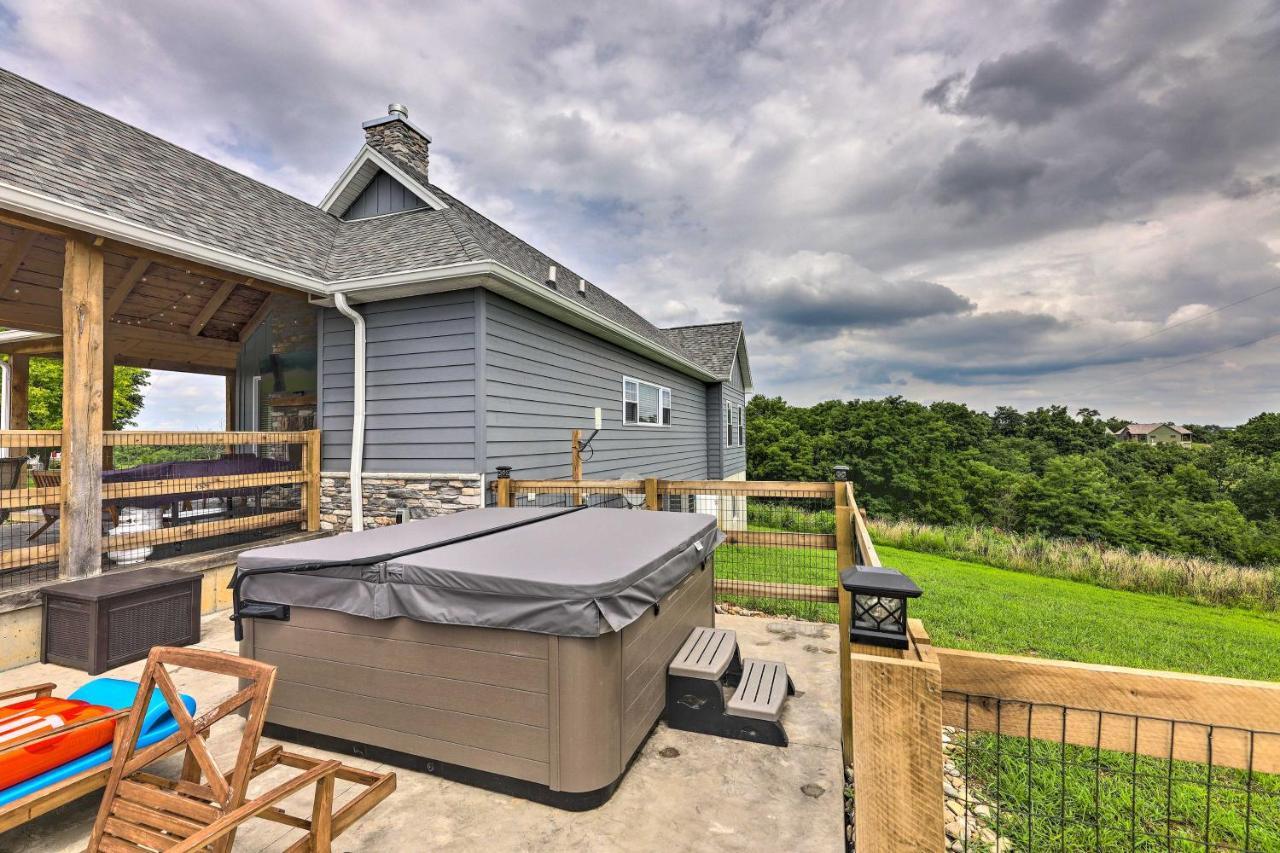 הוילה Chic Williamstown Retreat With Pool And Hot Tub! מראה חיצוני תמונה