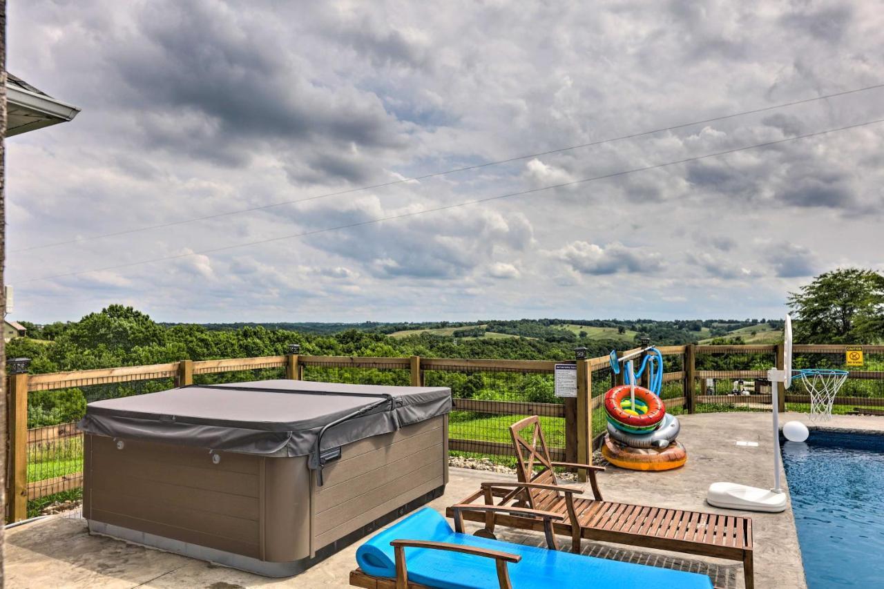 הוילה Chic Williamstown Retreat With Pool And Hot Tub! מראה חיצוני תמונה