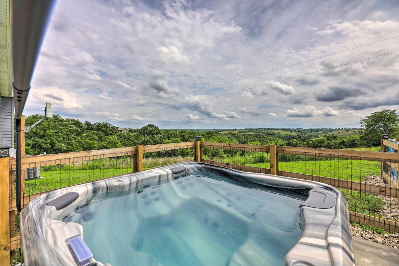 הוילה Chic Williamstown Retreat With Pool And Hot Tub! מראה חיצוני תמונה