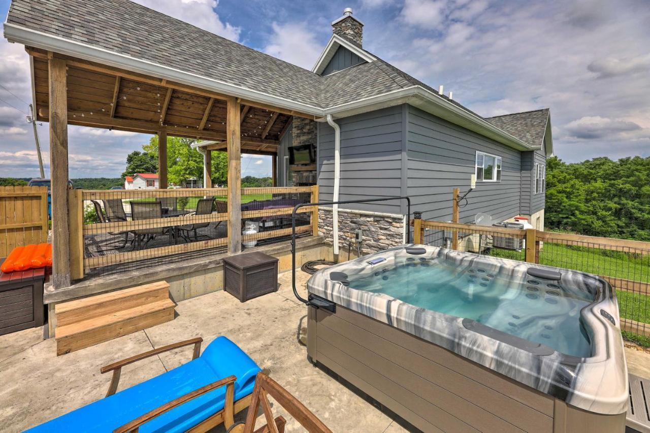 הוילה Chic Williamstown Retreat With Pool And Hot Tub! מראה חיצוני תמונה