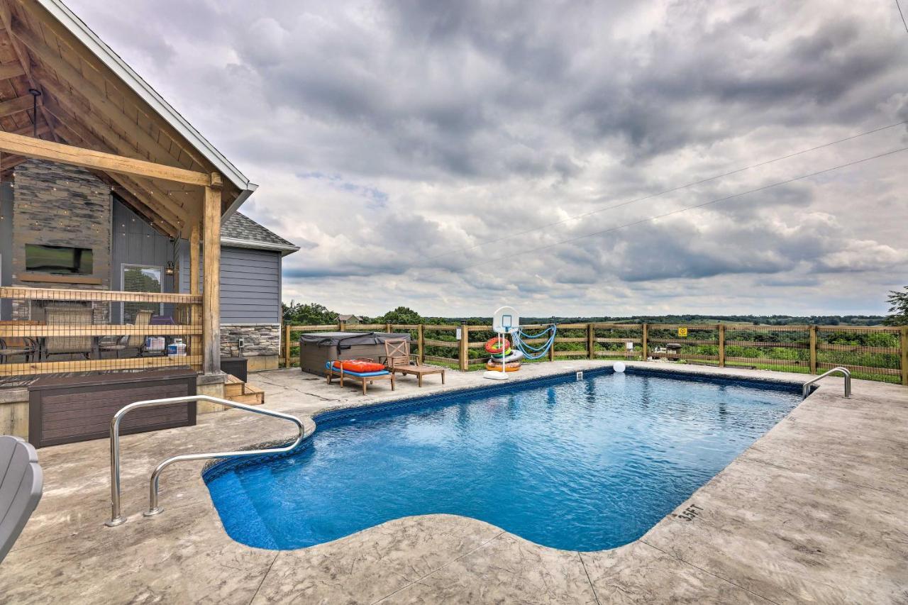 הוילה Chic Williamstown Retreat With Pool And Hot Tub! מראה חיצוני תמונה