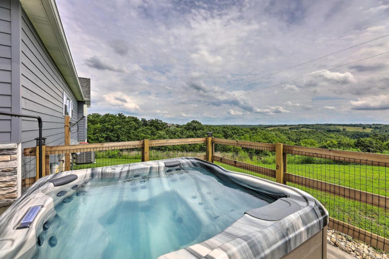 הוילה Chic Williamstown Retreat With Pool And Hot Tub! מראה חיצוני תמונה